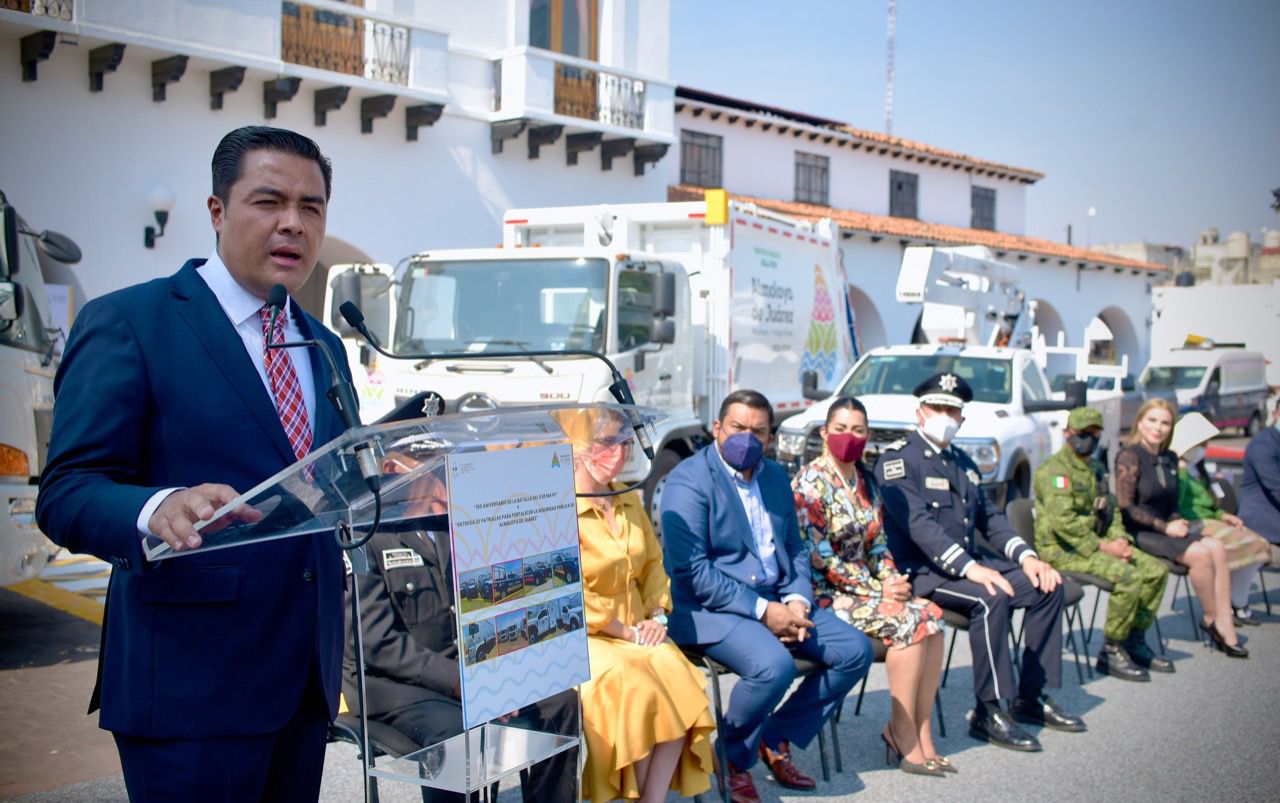 Alcalde de Almoloya de Juárez entrega patrullas y equipo para Servicios Públicos